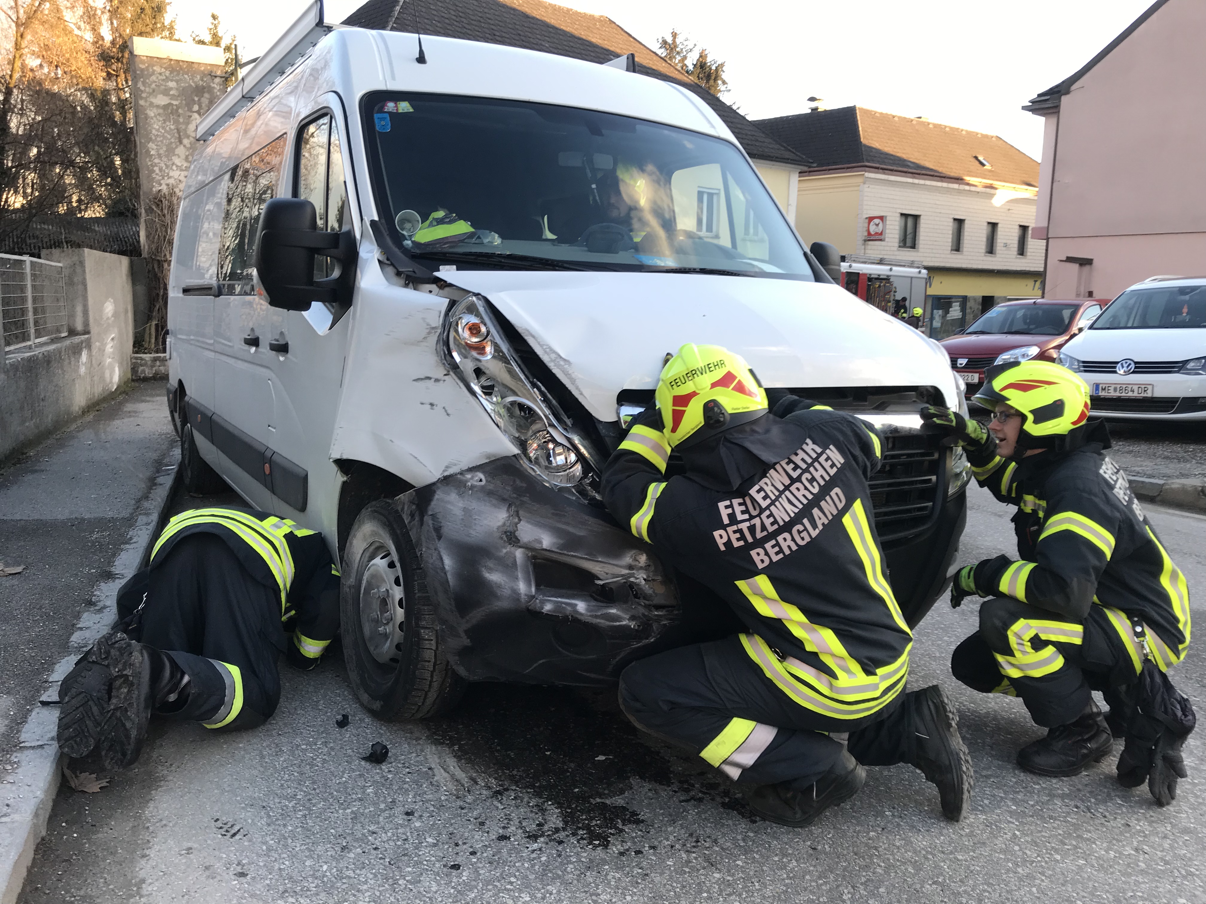 Fahrzeug krachte in Mauer