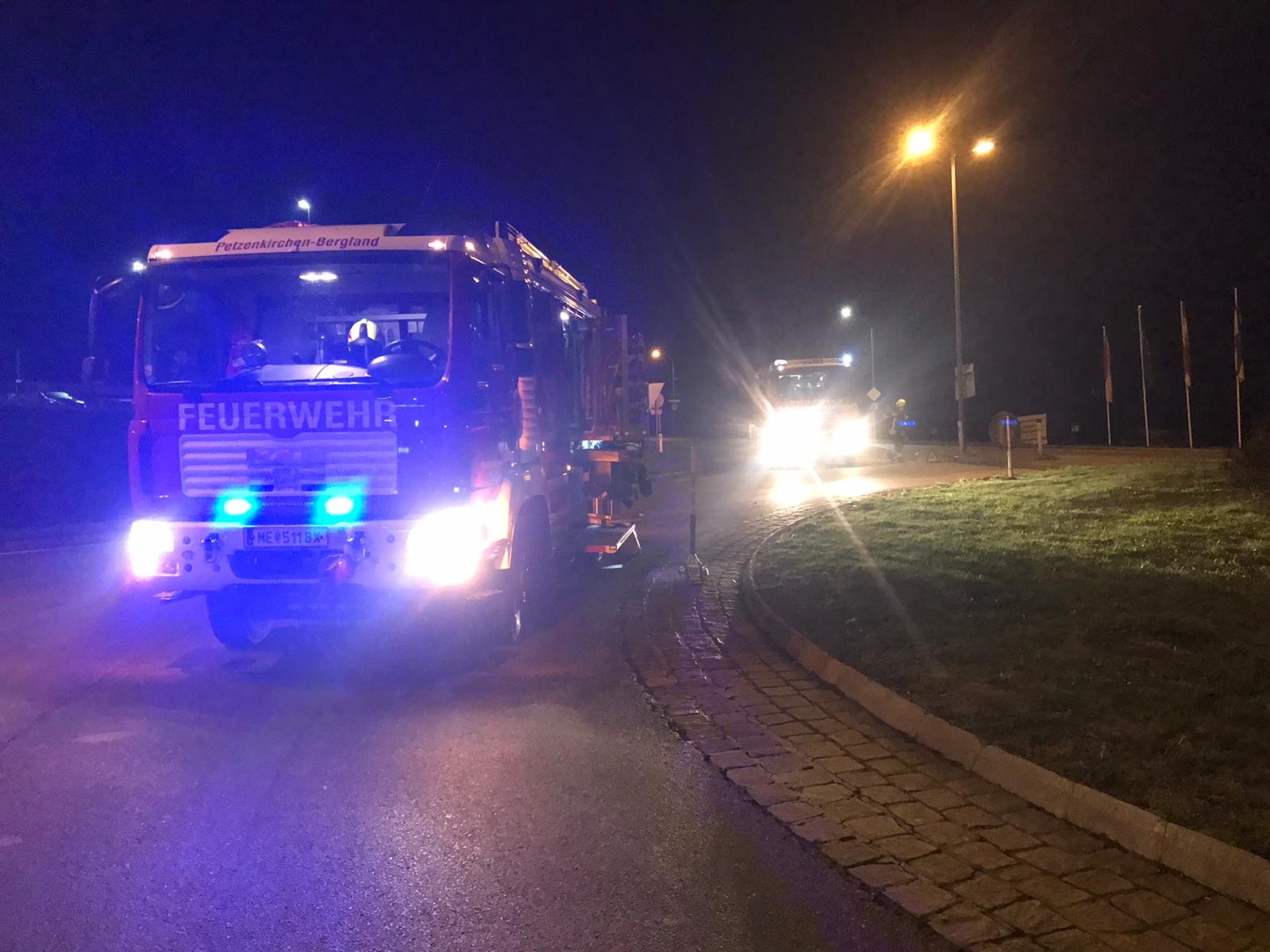 Auto über Kreisverkehr