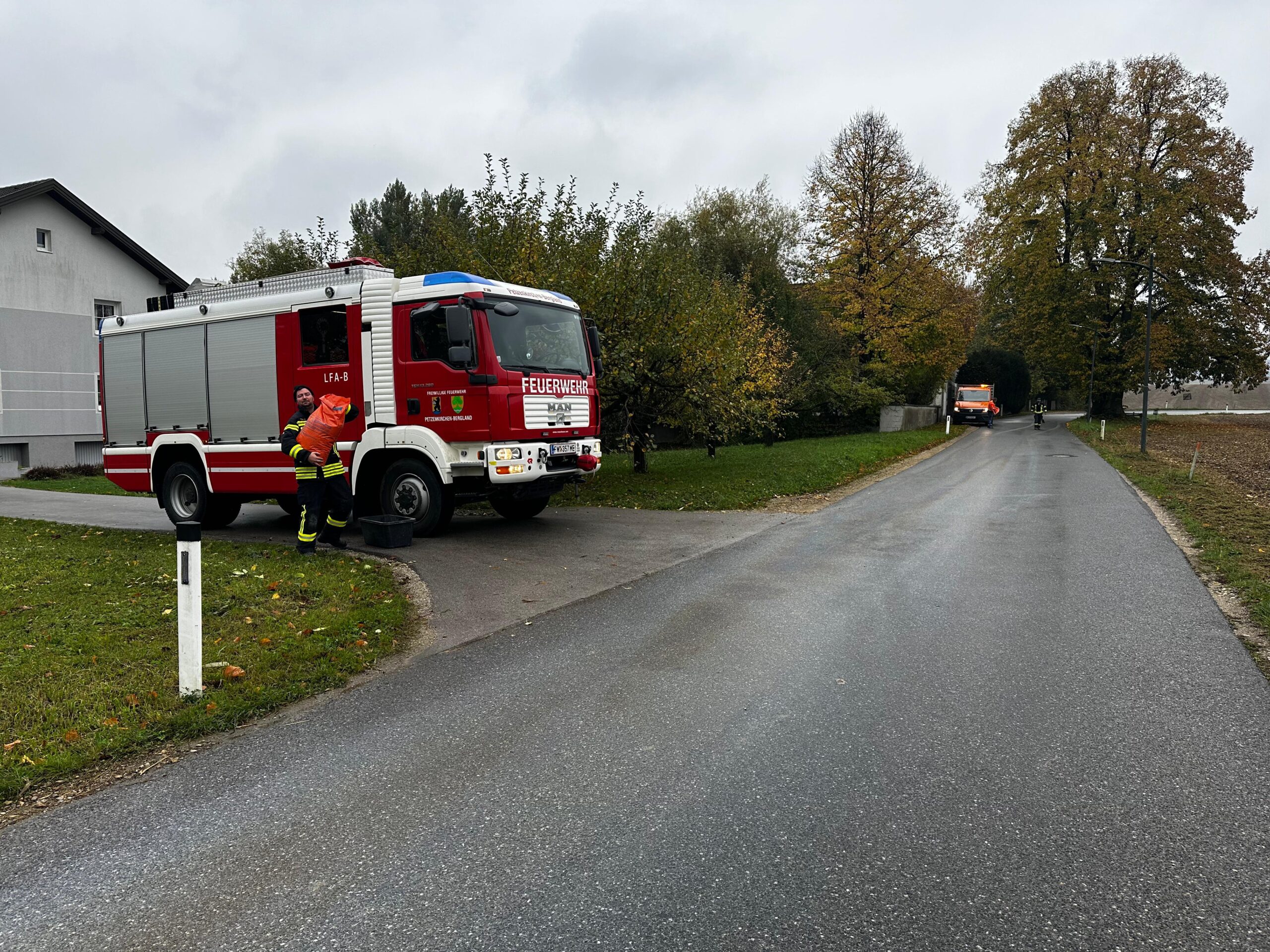 Ölspur auf der L6002 in Breiteneich